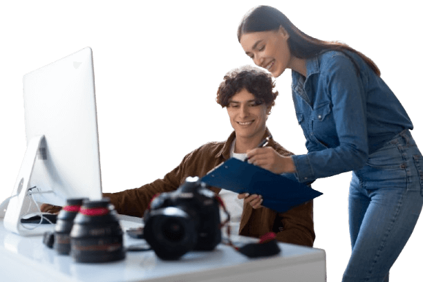 female photo assistant with checklist L36A3F8